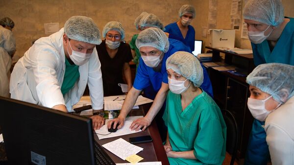 Медицинские работники в госпитале для зараженных коронавирусной инфекцией COVID-19 в Твери