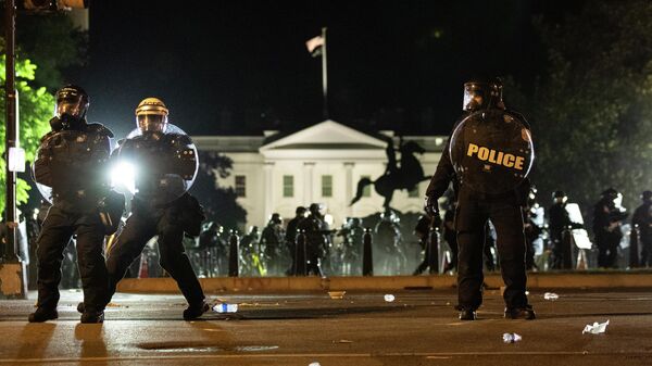 Сотрудники полиции во время акции протеста в Вашингтоне, США
