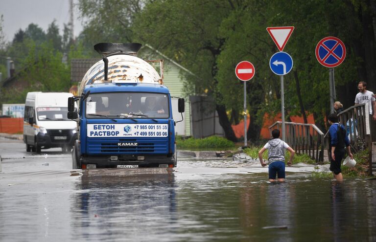 Автобетоносмеситель на подтопленной улице в поселке Опалиха Московской области