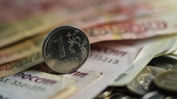 Путин разрешил банкам исполнять валютные обязательства в рублях