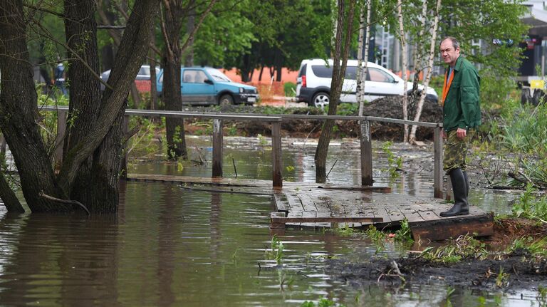 Мужчина на деревянном настиле в поселке Опалиха Московской области