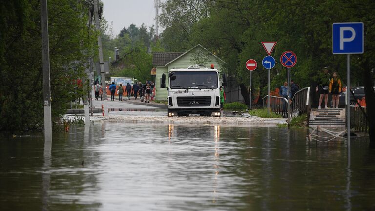 Подтопленная улица в поселке Опалиха Московской области