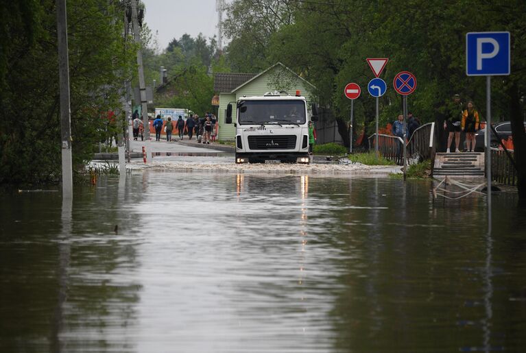 Подтопленная улица в поселке Опалиха Московской области