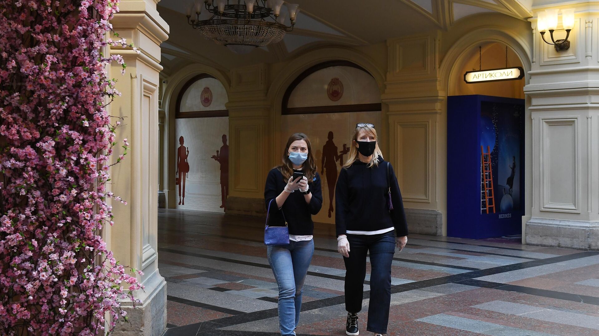 Посетители в защитных масках в ГУМе - РИА Новости, 1920, 05.10.2020