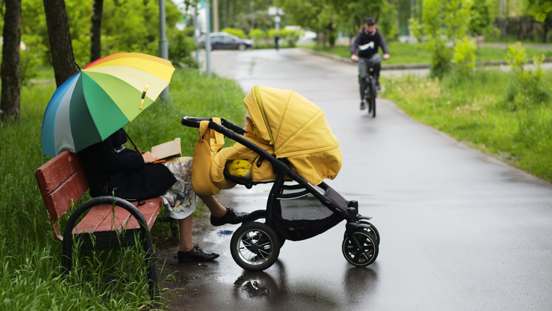 Женщина с детской коляской на Жулебинском бульваре в Москве - РИА Новости, 1920, 22.08.2021