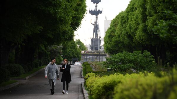 Горожане гуляют в Центральном парке культуры и отдыха имени Горького