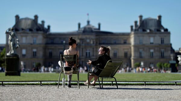 Отдыхающие в Люксембургском саду в Париже