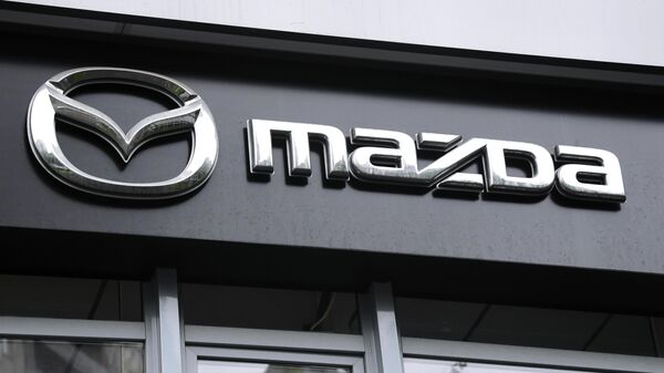 Логотип компании Mazda на фасаде автосалона