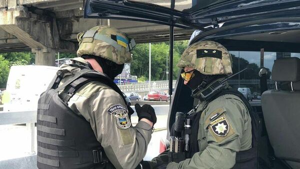 Полиция перекрыла движение на мосту Метро в Киеве
