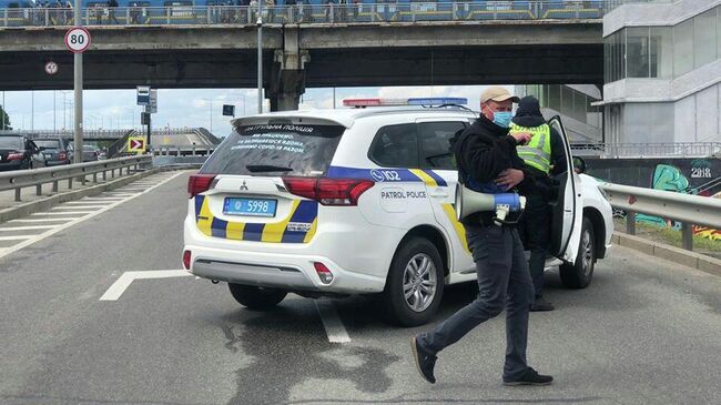 Полиция перекрыла движение на мосту Метро в Киеве