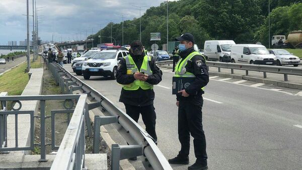 Полиция перекрыла движение на мосту Метро в Киеве