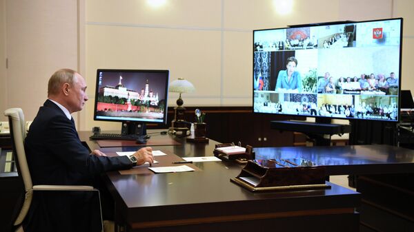 Президент РФ Владимир Путин во время встречи в режиме телемоста с уполномоченным по правам ребенка Анной Кузнецовой и многодетными семьями