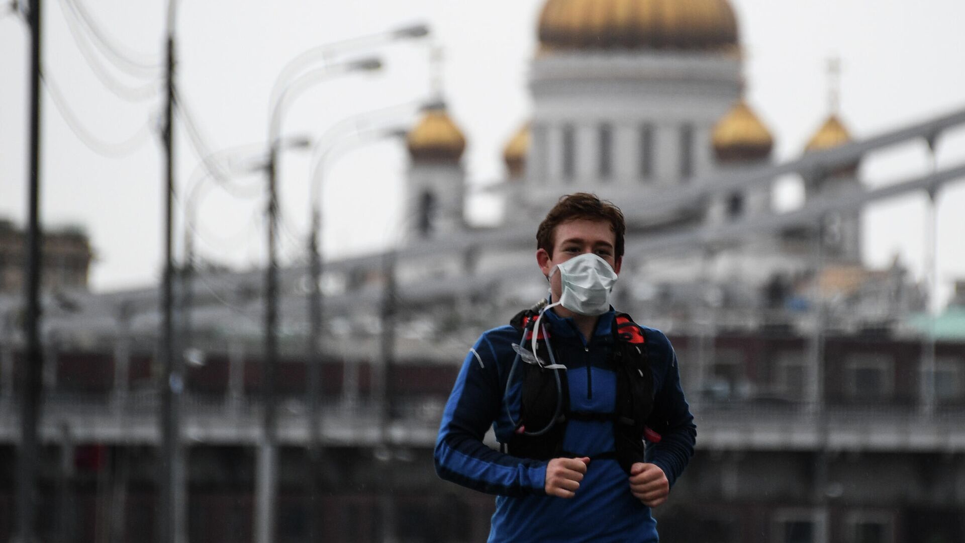 Мужчина в защитной маске во время пробежки в Центральном парке культуры и отдыха имени Горького, который вновь открылся для посещений в рамках второго этапа снятия ограничений в Москве - РИА Новости, 1920, 04.06.2020