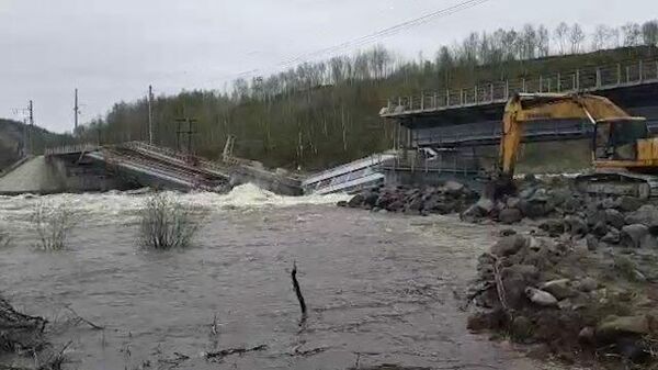 Кадры обрушившегося железнодорожного моста в Мурманске