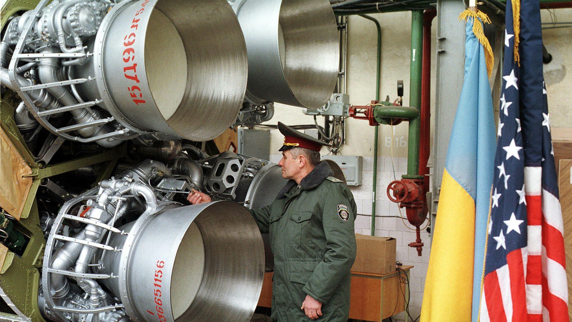 Украинский военный осматривает ракету SS-19 перед ее демонтажем в рамках договора об уменьшении ядерного вооружения. Днепропетровск, Украина. 1999 год - РИА Новости, 1920, 29.04.2021
