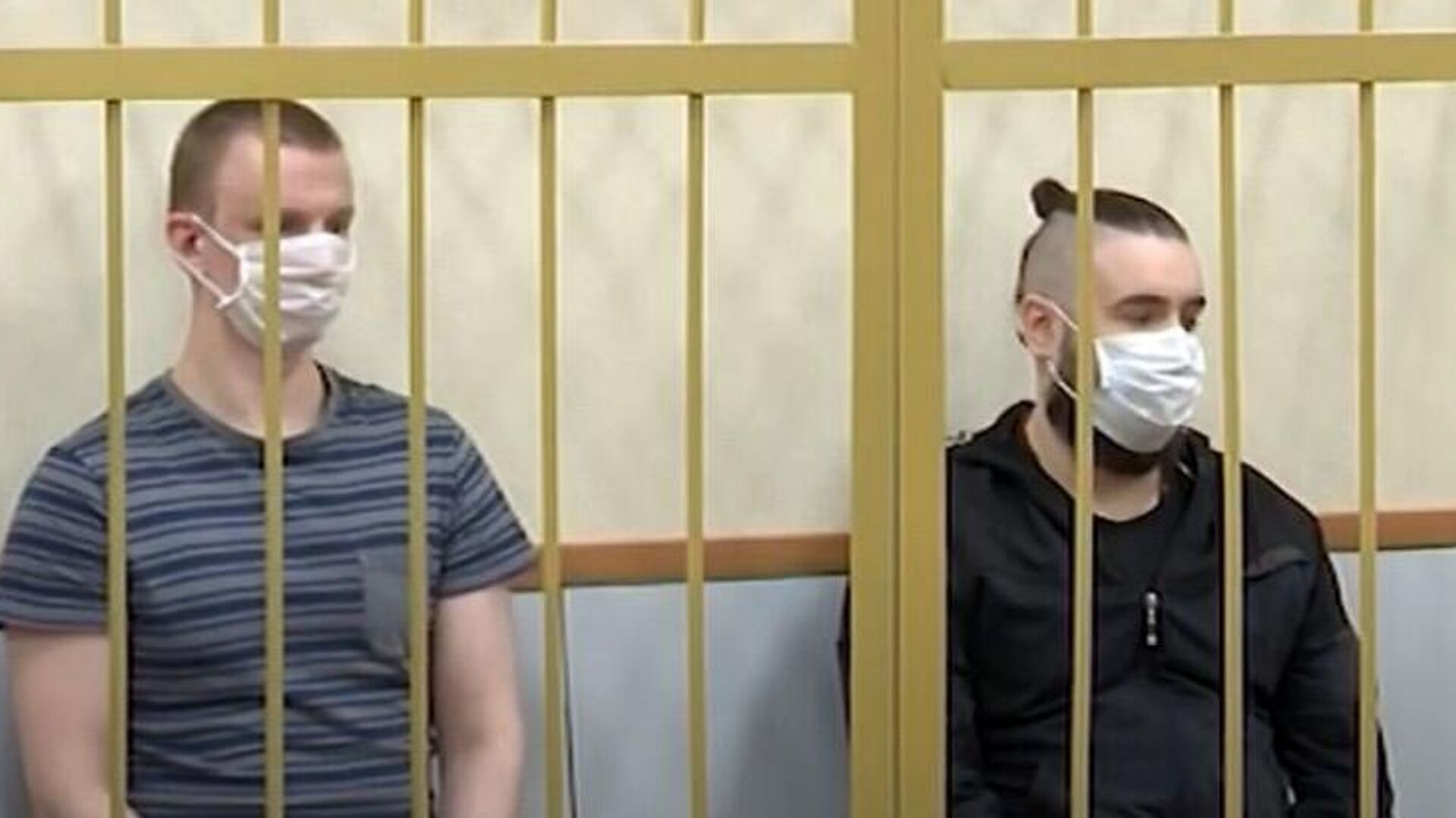 Обвиняемые в убийстве подростка Марков (слева) и Николаев (справа) - РИА Новости, 1920, 02.06.2020