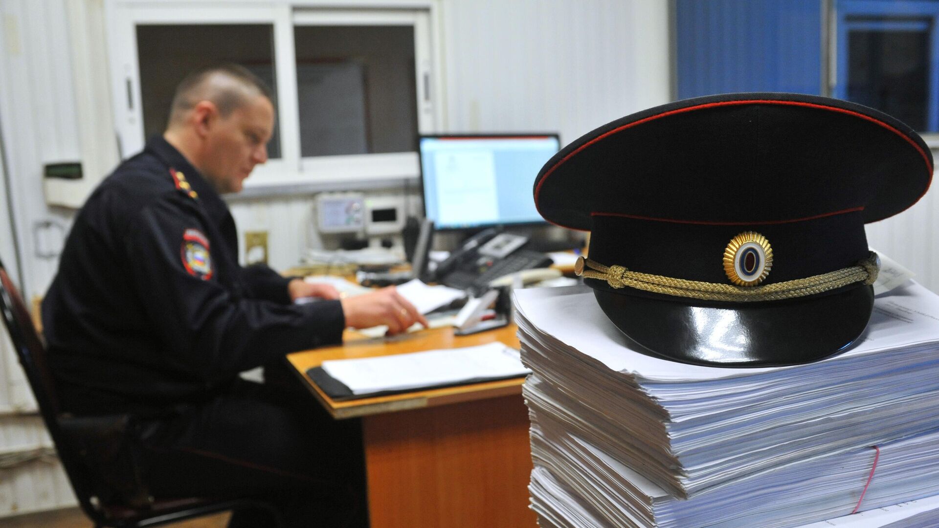 Сотрудник полиции во время заполнения документов - РИА Новости, 1920, 23.04.2021