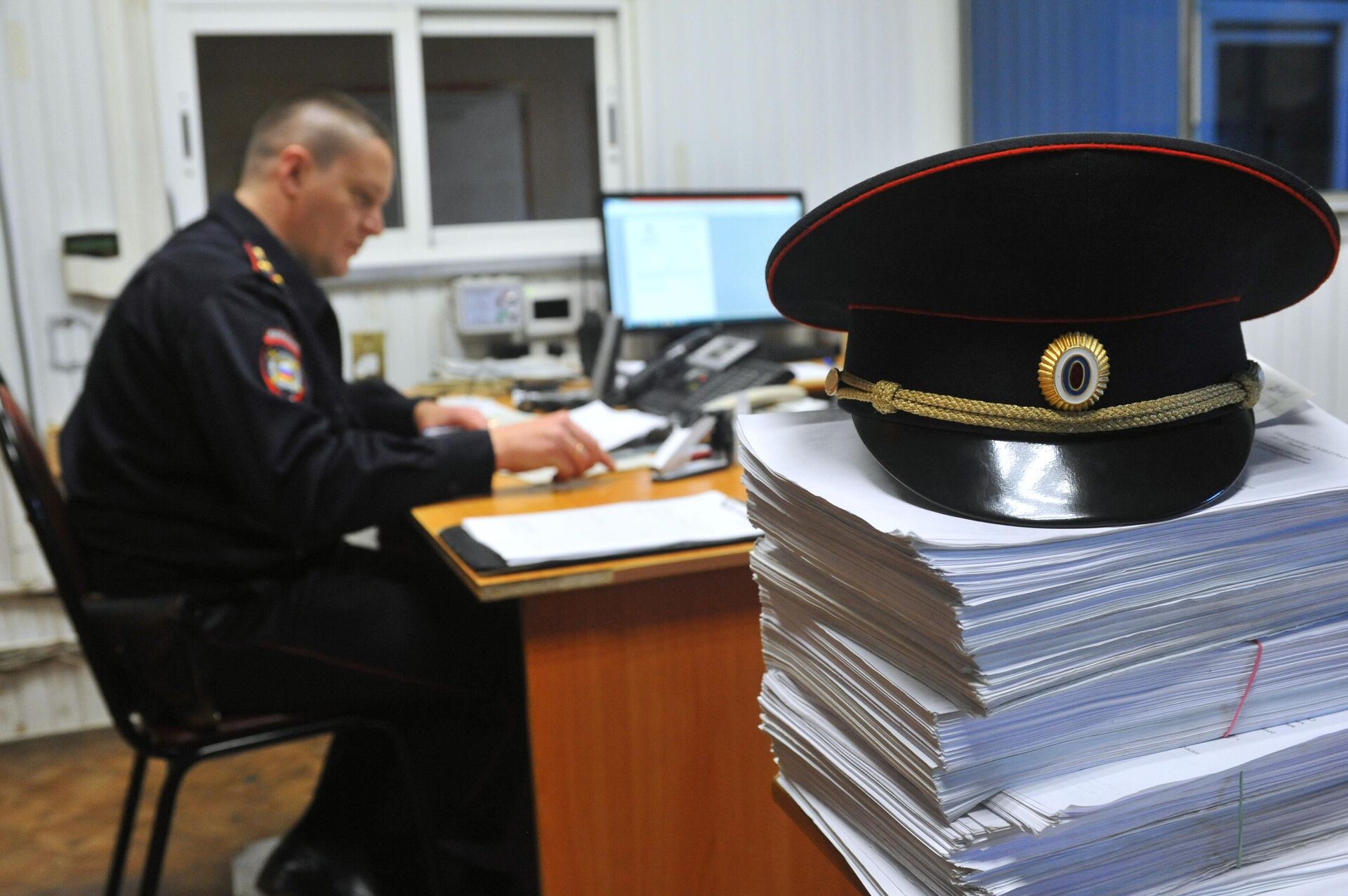 Сотрудник полиции во время заполнения документов - РИА Новости, 1920, 01.02.2022