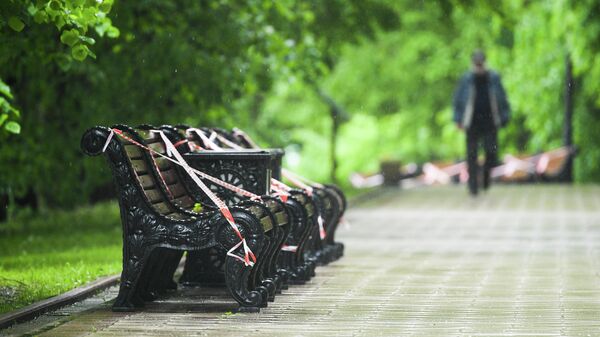 Скамейки, обвязанные оградительными лентами, в парке Коломенское
