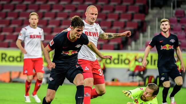 Leipzig's Czech forward Patrik Schick (L), Cologne's German defender Toni Leistner (C) and Cologne's German goalkeeper Timo Horn vie for the ball during the German first division Bundesliga football match FC Cologne vs RB Leipzig, in Cologne on June 1, 2020. (Photo by Ina FASSBENDER / various sources / AFP) / DFL REGULATIONS PROHIBIT ANY USE OF PHOTOGRAPHS AS IMAGE SEQUENCES AND/OR QUASI-VIDEO