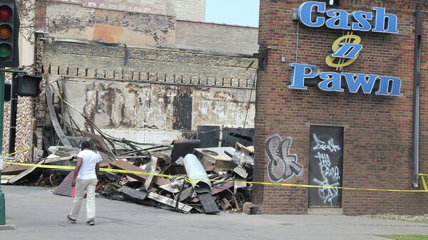 Здание, пострадавшее после беспорядков на Лейк-стрит в Миннеаполисе
