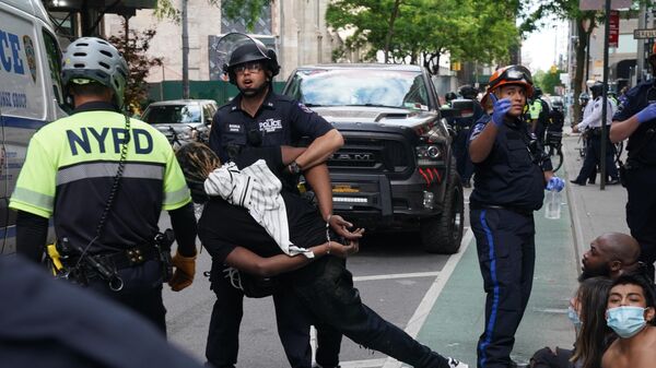 Сотрудники полиции производят задержания вовремя протеста в Нью-Йорке