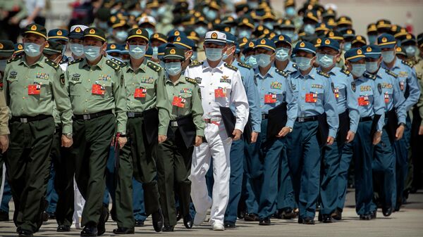 Военные прибывают на заключительное заседание Всекитайского собрания народных представителей (ВСНП) в Пекине. 28 мая 2020 года