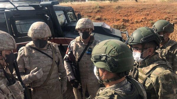 Российские и турецкие военные во время совместного патрулирования в провинции Идлиб в Сирии