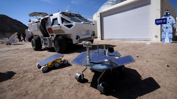 Модели марсоходов на базе Mars Base 1 в пустыне Гоби, имитирующей жизнь на планете Марс