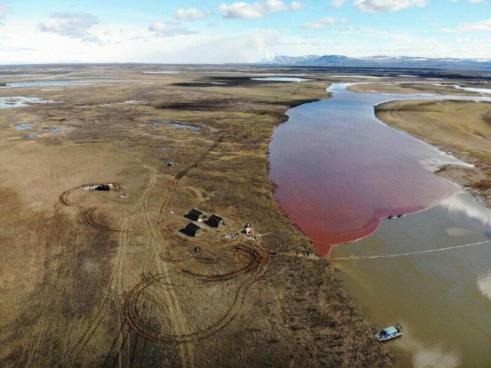 В небольшом водоеме образовавшемся после разлива реки. Экологическая катастрофа в Норильске 2020. Разлив нефти в Норильске 2020. Катастрофа в Норильске 2020 разлив нефтепродуктов. Разлив нефтепродуктов Норильск 2020.