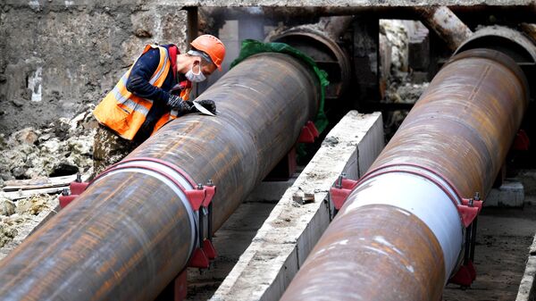 Рабочий на участке магистральной тепловой сети во время планового капитального ремонта в Кировском районе Новосибирска