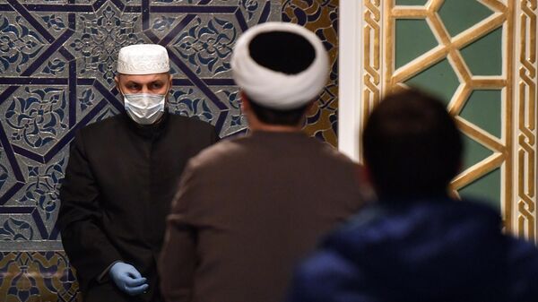 Верующие во время молитвы в Московской соборной мечети