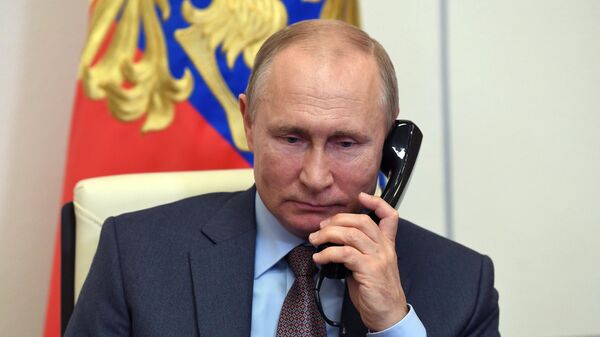 Президент РФ Владимир Путин говорит по телефону