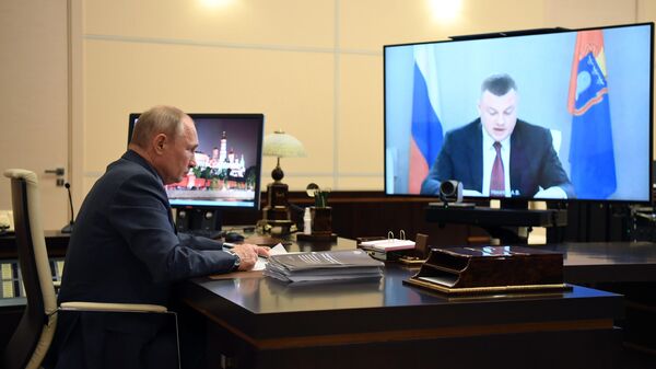Президент РФ Владимир Путин во время встречи в режиме видеоконференции с губернатором Тамбовской области Александром Никитиным