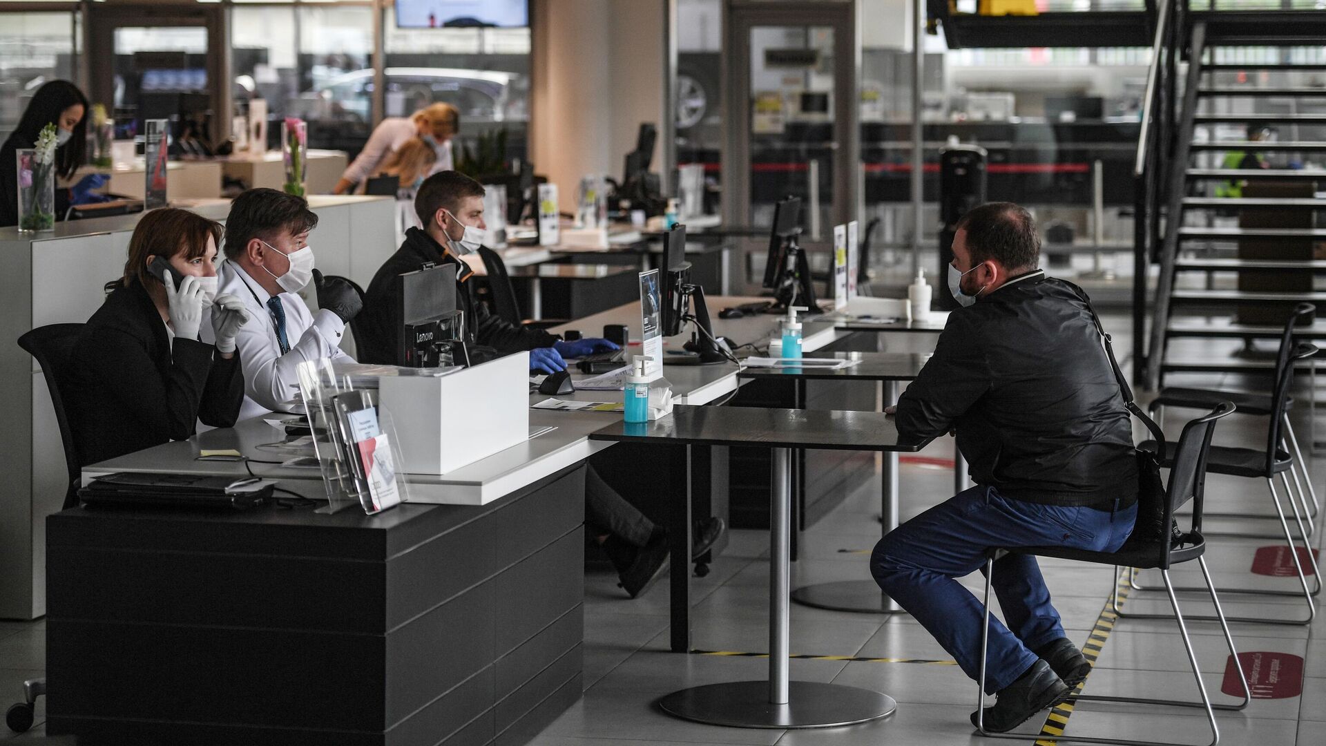 Менеджеры автосалона Рольф консультируют посетителя - РИА Новости, 1920, 03.10.2020