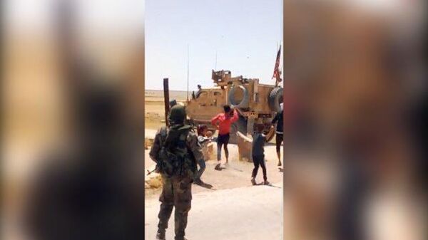 Сирийские дети на КПП закидали камнями военный патруль США