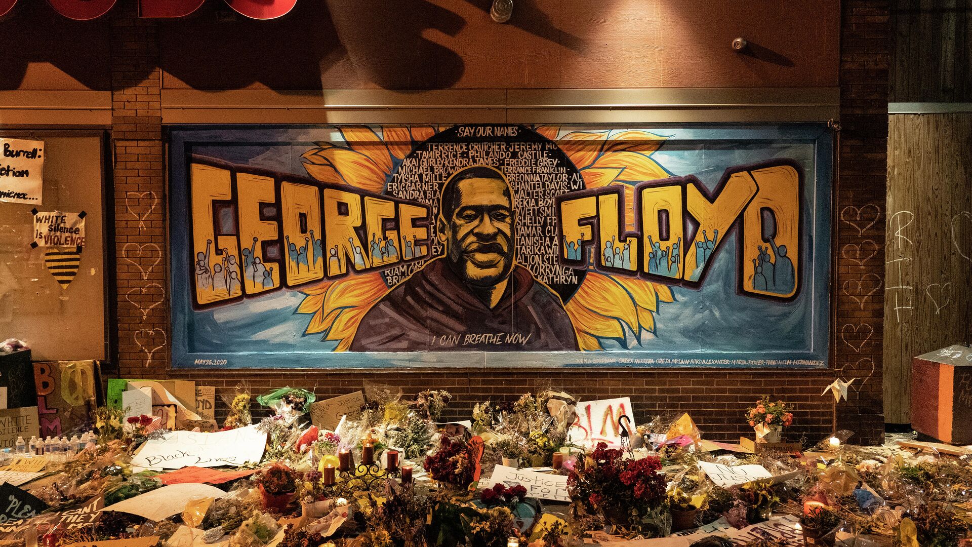 Цветы и свечи на месте убийства афроамериканца Джорджа Флойда в Миннеаполисе - РИА Новости, 1920, 12.03.2021