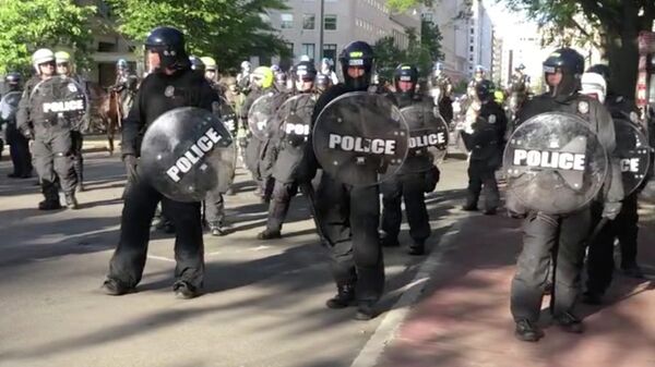 Сотрудники полиции на одной из улиц в Вашингтоне во время акции протеста. Стоп-кадр видео