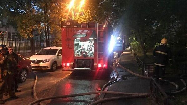 Автомобиль МЧС на месте пожара в девятиэтажном доме в Санкт-Петербурге