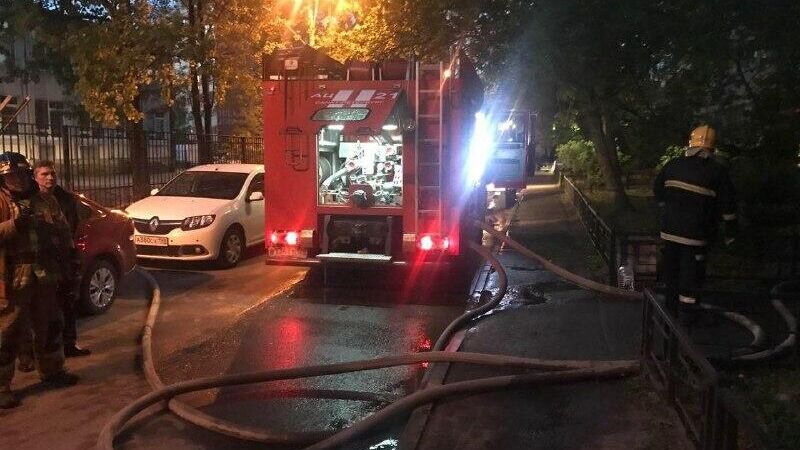 Автомобиль МЧС на месте пожара в девятиэтажном доме в Санкт-Петербурге - РИА Новости, 1920, 01.11.2021