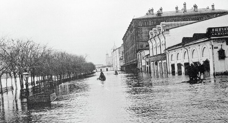 Бульвар в Москве затоплен водой. Наводнение 1908 года