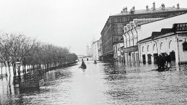 Бульвар в Москве затоплен водой. Наводнение 1908 года
