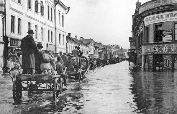 Наводнение в Москве в апреле 1908 года. Улица Полянка. Репродукция