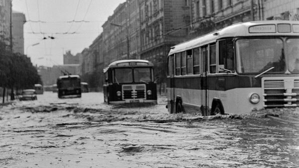 Городской транспорт движется по затопленным улицам города