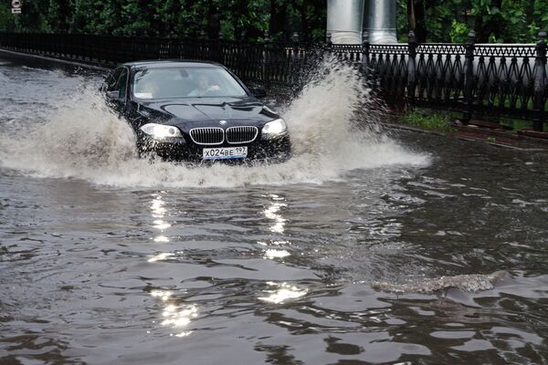 Автомобиль движется по Красногвардейскому бульвару после дождя в Москве