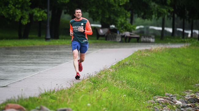 Бегун в парке Коломенское во время дождя