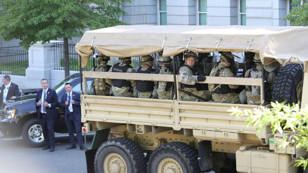 Военный автомобиль, перевозящий персонал Национальной гвардии, в Вашингтоне