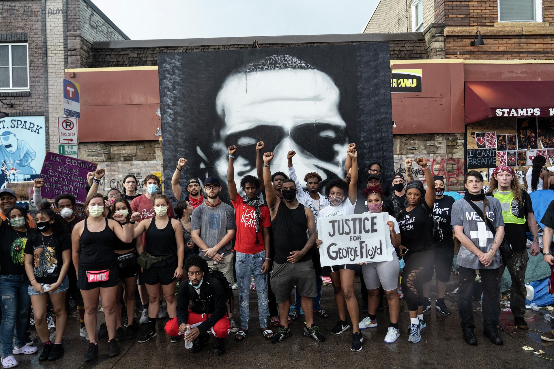 Протестующие на месте убийства афроамериканца Джорджа Флойда в Миннеаполисе - РИА Новости, 1920, 24.05.2021