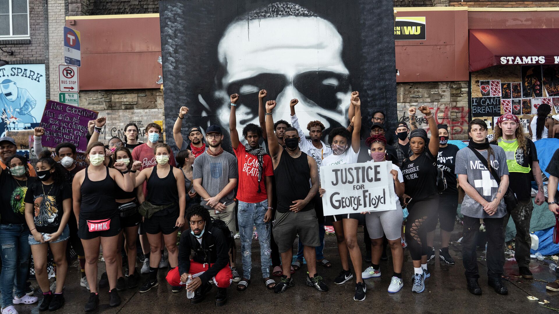 Протестующие на месте убийства афроамериканца Джорджа Флойда в Миннеаполисе - РИА Новости, 1920, 29.03.2021