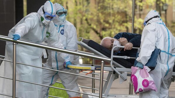 Медики транспортируют пациента в приемное отделение национального медицинского центра эндокринологии Минздрава России